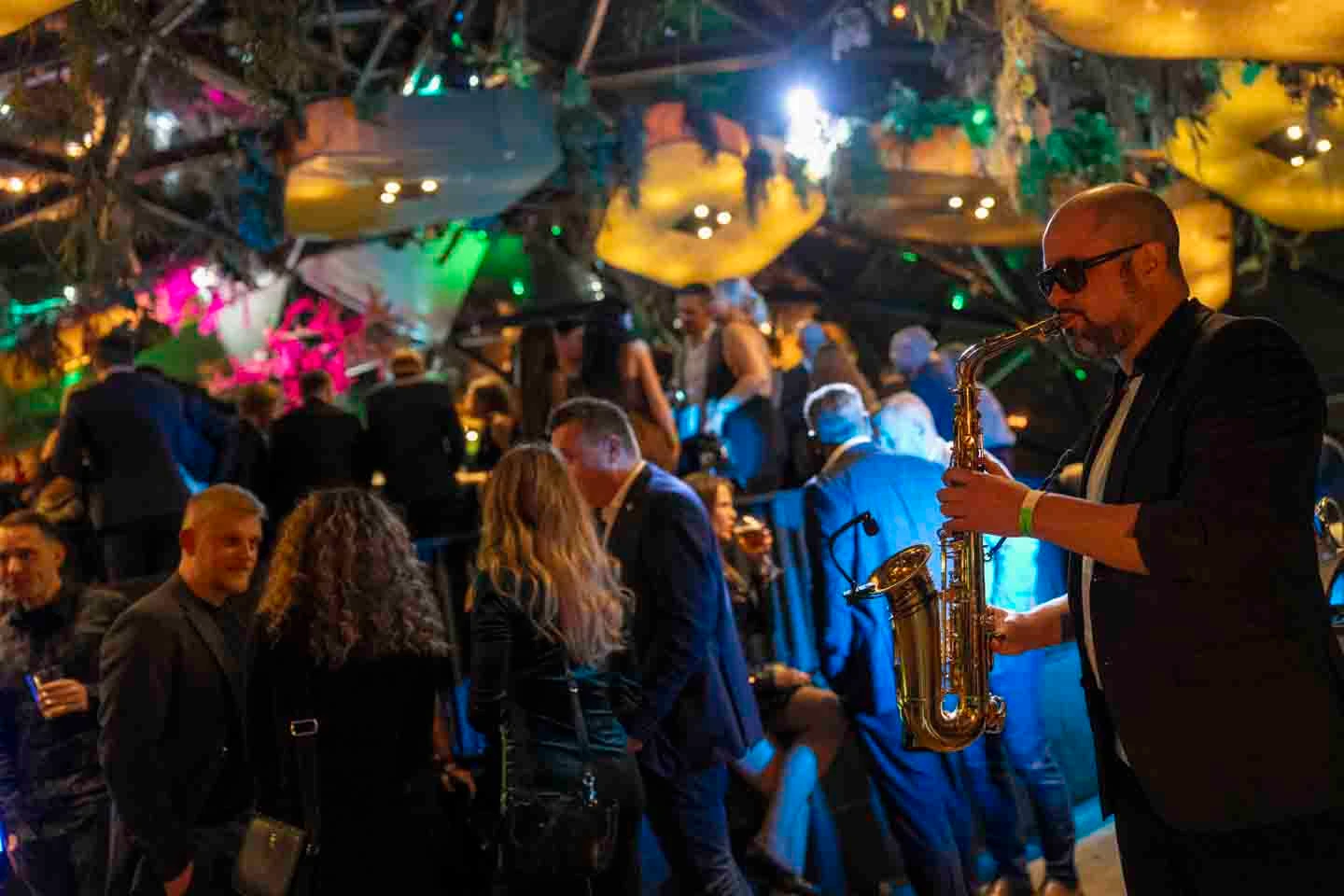 Live saxophone performance among guests at Altitude Barcelona