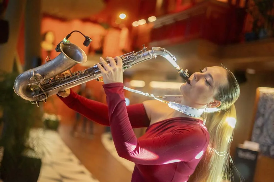 The live saxophone performance · The opening at Toro Toro