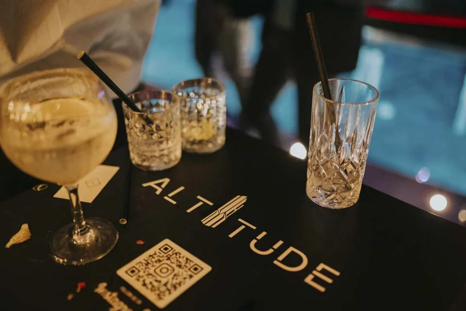 Cocktails on an Altitude table · Noyane · September 2024