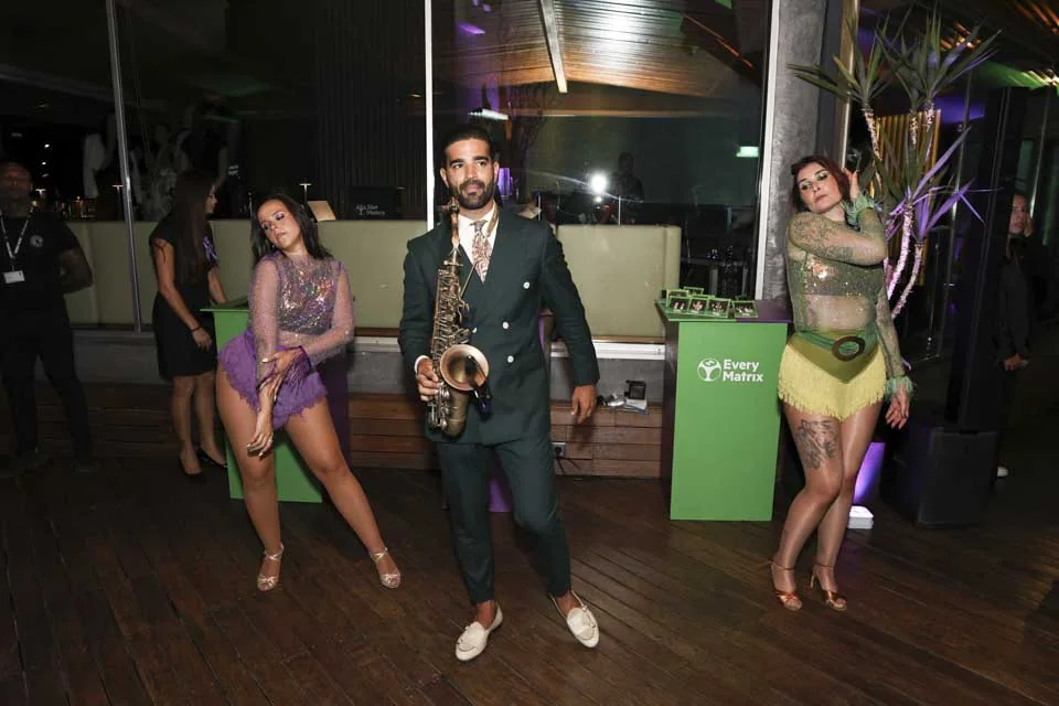 The saxophonist and dancers · A Lisbon evening