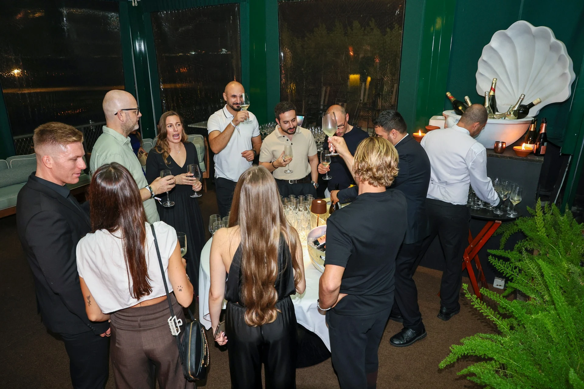 Guests gathered in conversation beside the venue’s sculptural centrepiece.